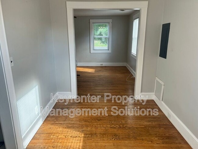 Building Photo - 501 Sherwood Ave