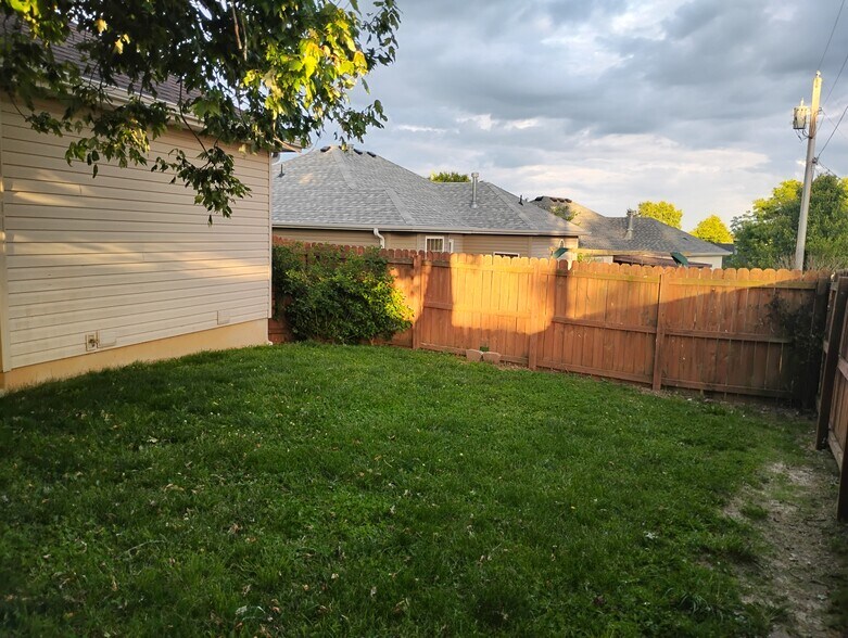 Building Photo - 428 W White Ash Rd