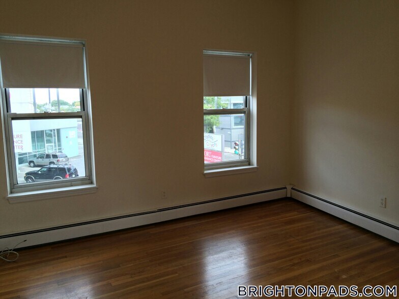 Building Photo - 164 N Beacon St