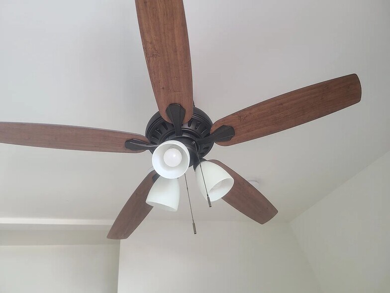 Building Photo - 1256 1/2 Rolland Curtis Pl