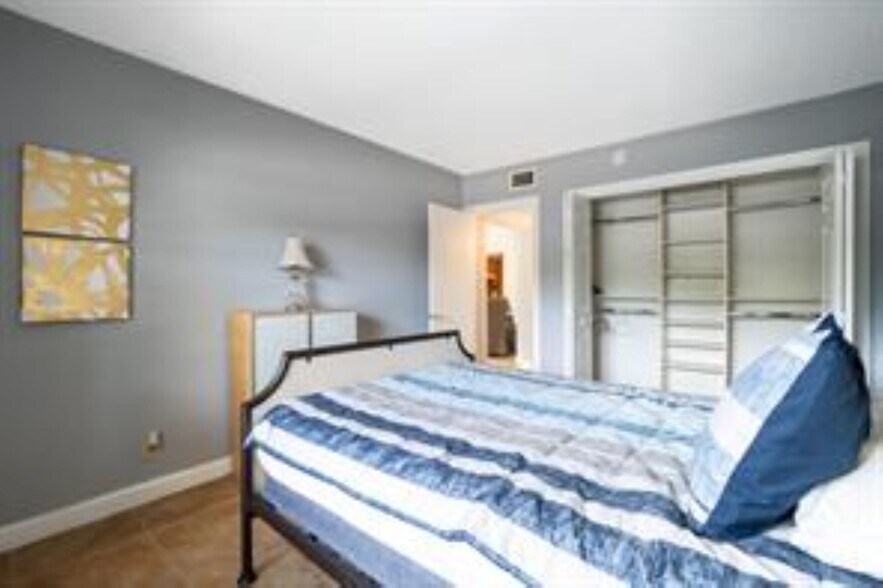 Building Photo - 2607 NE 8th Ave