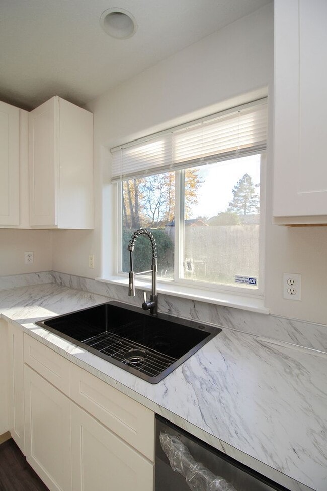 Building Photo - 1630 SE 4th St