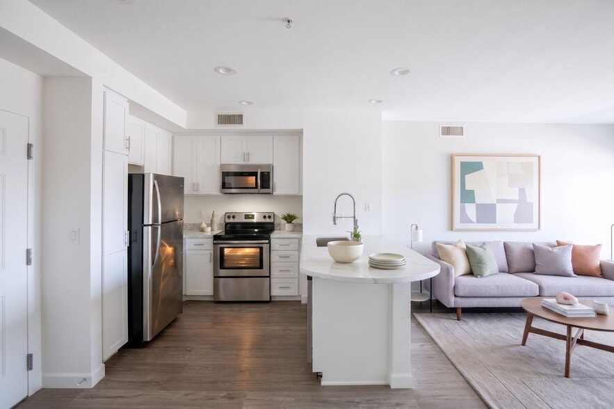 Interior Photo - Cahuenga Place