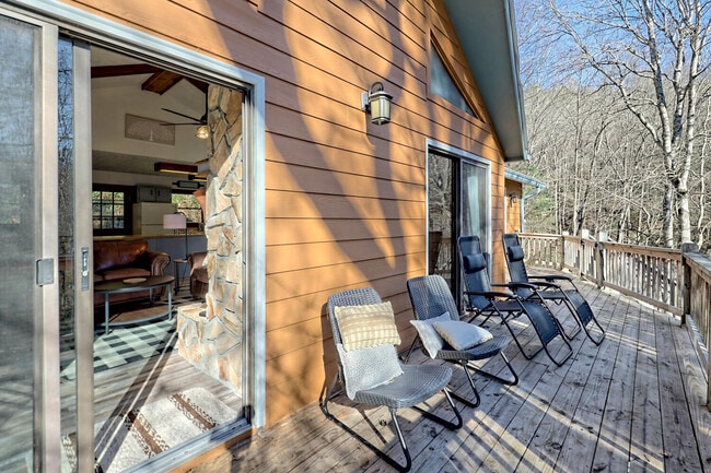Building Photo - 1021 Saddle Back Cir