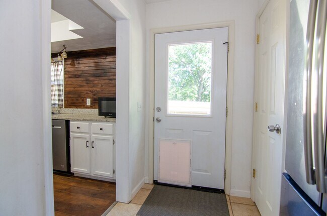 Building Photo - Precious Bungalow Home Rental in Norfolk!