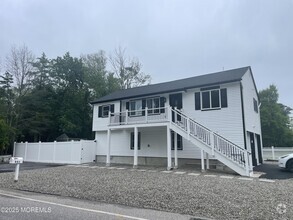 Building Photo - 801 Clairmore Ave
