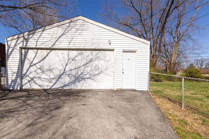 Additional Two Car Garage - 10051 Royal Dr