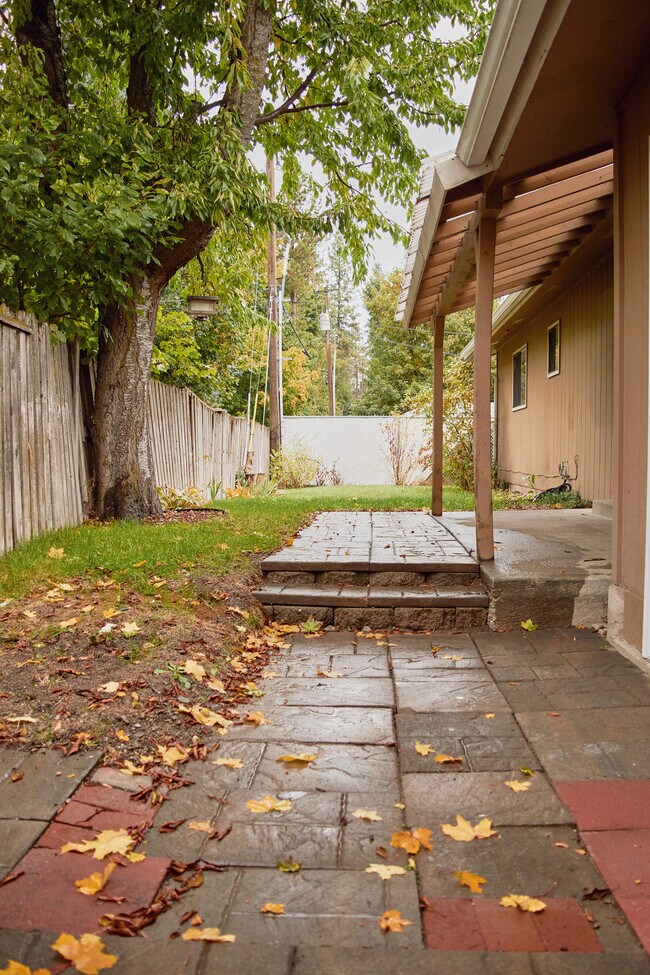 Building Photo - 1325 E Syringa Dr