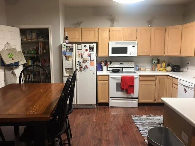 Building Photo - Bedroom Available in Provo