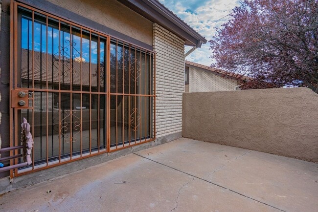 Building Photo - Spacious Updated Townhome in Downtown St. ...