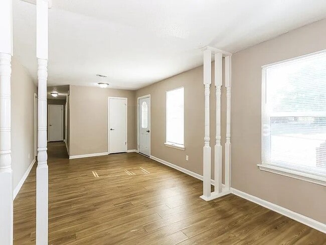 Building Photo - 255 Oak Lake Dr