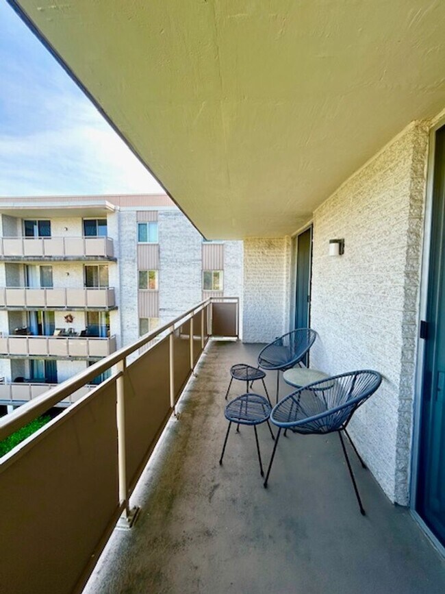 Building Photo - Convenient, beautiful, fully furnished and...