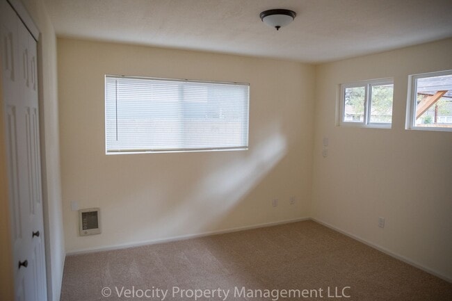 Building Photo - Single Level Home in Bend!