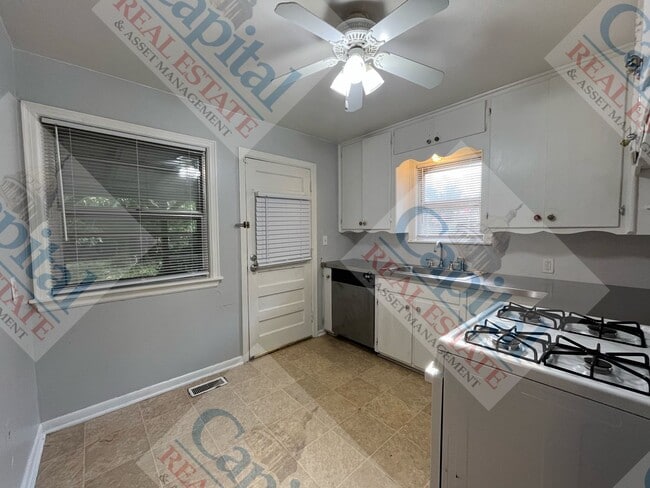Building Photo - Charming 3 Bedroom