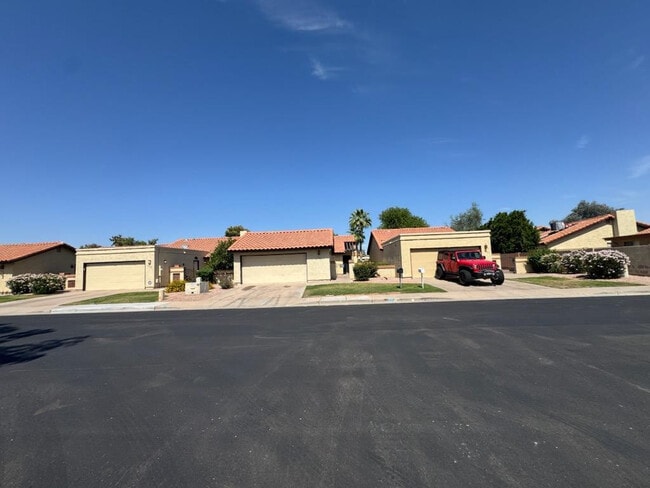 Building Photo - 1043 S Rose