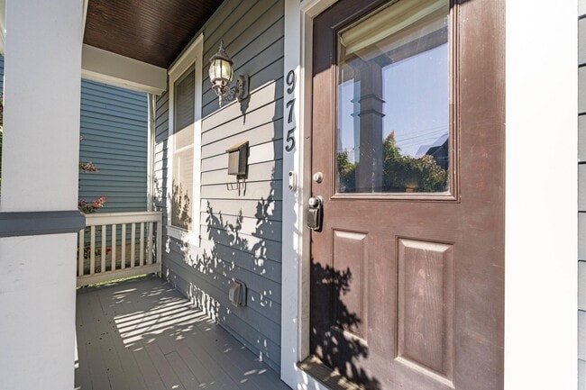 Building Photo - 975 N 6th St