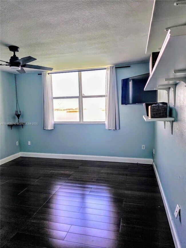 Building Photo - 1625 Kennedy Cswy