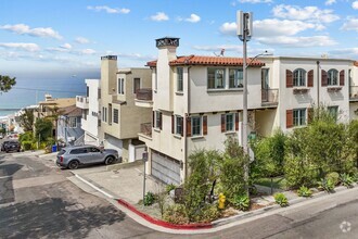 Building Photo - Ocean View 3 bed, 3.5 bath tri-level townh...