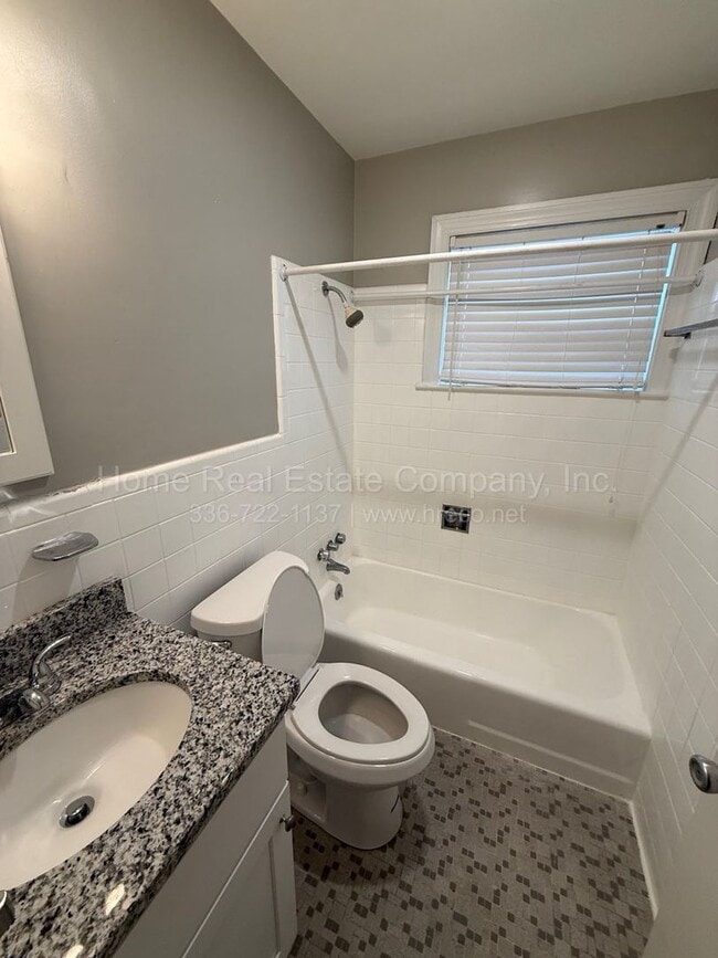 Building Photo - 803 W End Blvd