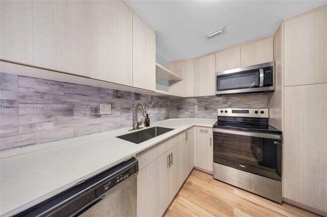 Building Photo - 300 Bayview Dr