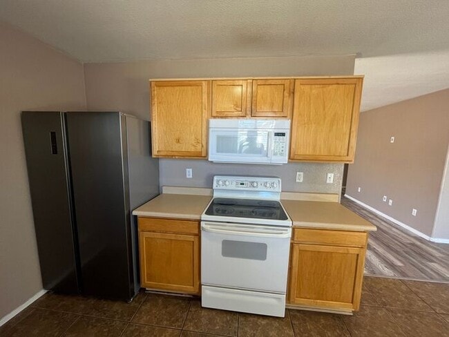 Building Photo - READY TO VIEW NOW! Spacious 3 Bed 2 Bath H...