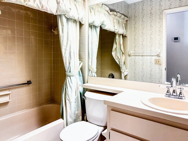 Building Photo - "Charming 2-Bedroom Oasis with 2 Full Bath...