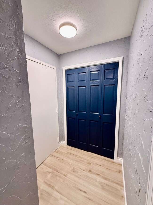 Building Photo - Fully Remodeled 2 Bed | 1 Bath Ground-Level Condo – No Stairs!