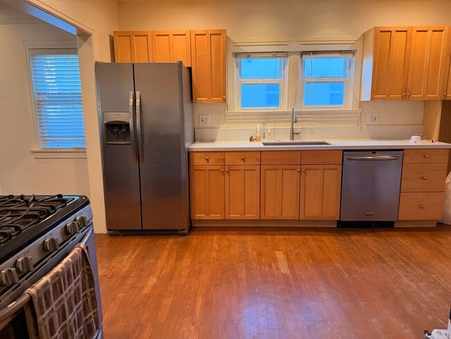 Building Photo - Cute home in Ventura Avenues includes garage for storage and a parking spot