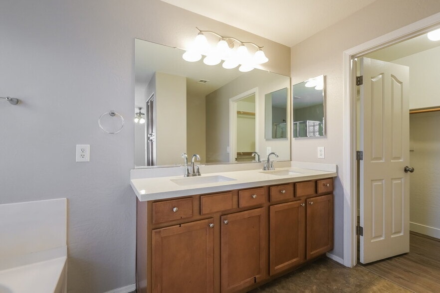 Building Photo - 2029 W Allens Peak Dr