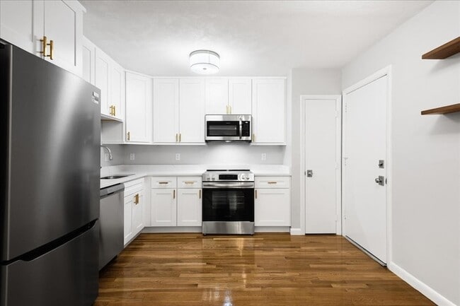 Building Photo - 11 Schubert St