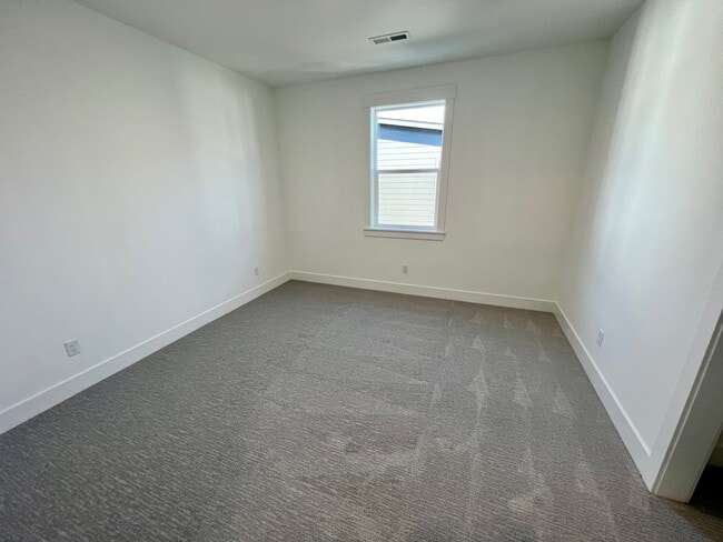 Building Photo - 331 Talons Dr