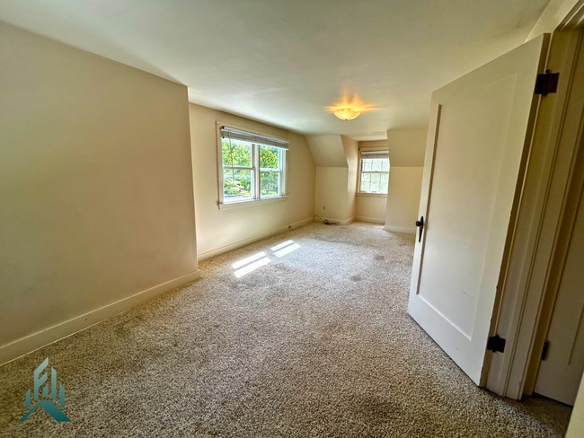 Building Photo - Charming 4 Bedroom Home with Hardwood Floors, Gas Fireplace & Large Fenced Yard
