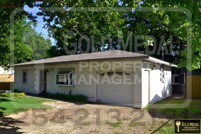 Building Photo - Your New Home Awaits At 1208 E Ave. H!