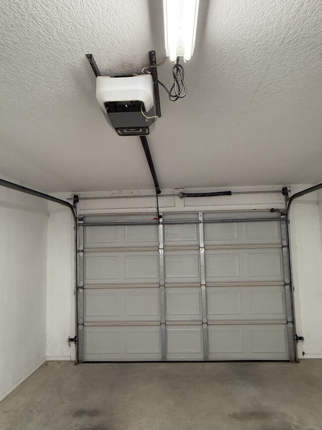 Building Photo - 2204 Lakeview Dr