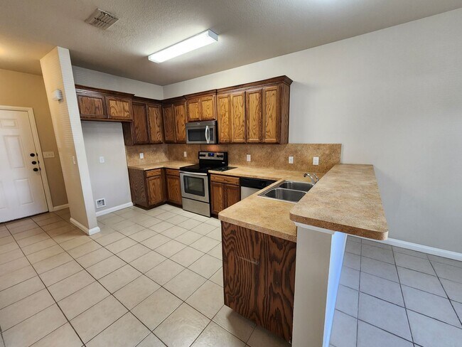 Building Photo - Roomy 3 Bedroom Duplex in Benbrook