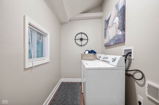 Building Photo - 413 E Caven St