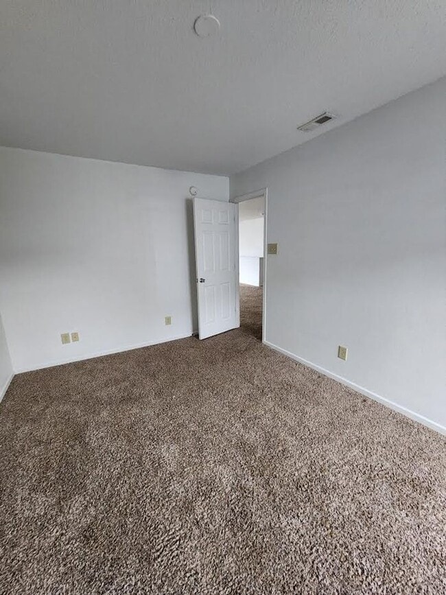 Building Photo - Lovely 4br/ 2.5 bath Single family home Ne...