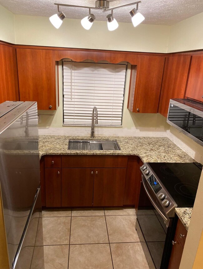 Building Photo - 3957 S Ventura Ave