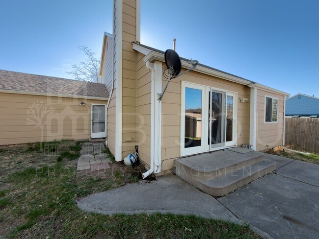 Building Photo - Spacious Split Level