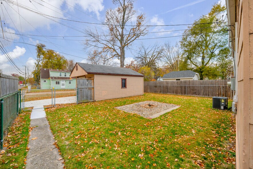 Building Photo - 1824 Wordsworth St