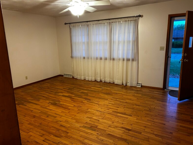 Living Room and front entrance - 537 E Glenwood St