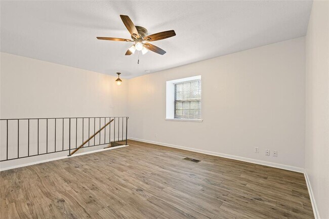 Building Photo - 2800 Westhill Dr