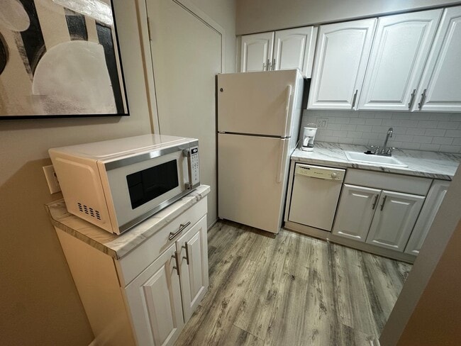 Building Photo - Furnished 2 Bedroom Condo-AVAILABLE NOW-Po...