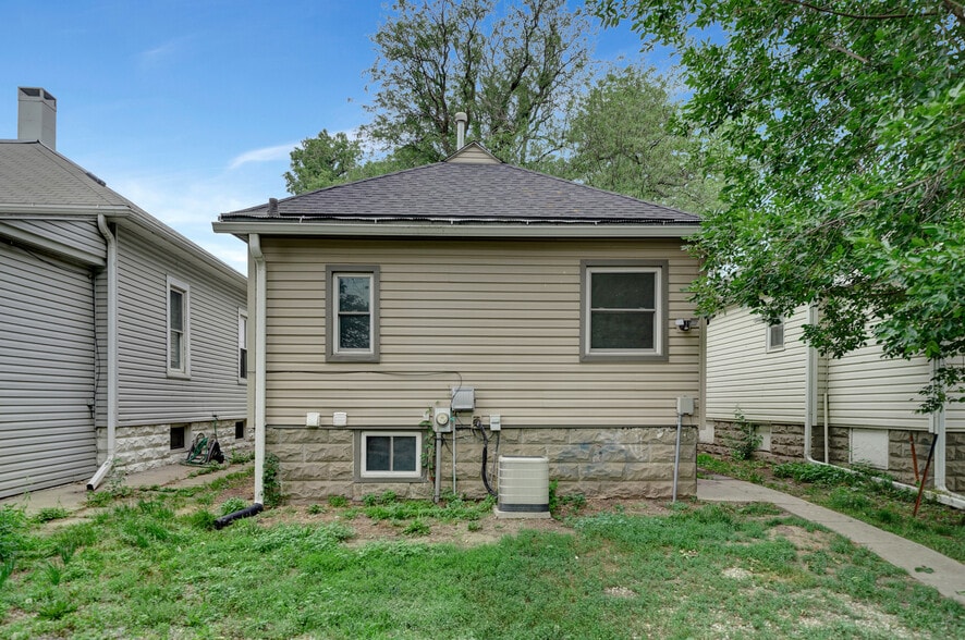 Building Photo - 705 New Hampshire St