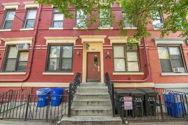 Primary Photo - 813 Park Ave