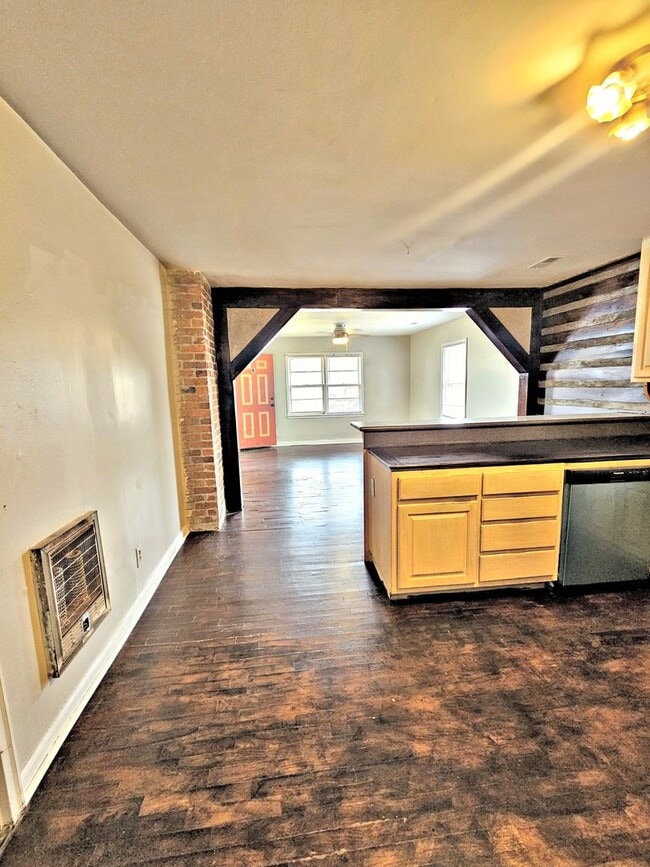 Building Photo - 614 3rd Ave SW