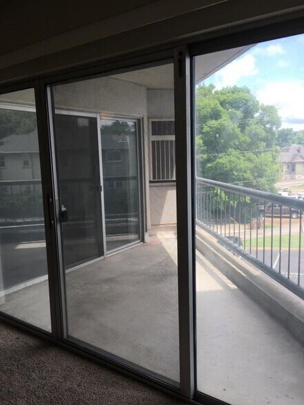 Building Photo - 900 19th Ave S