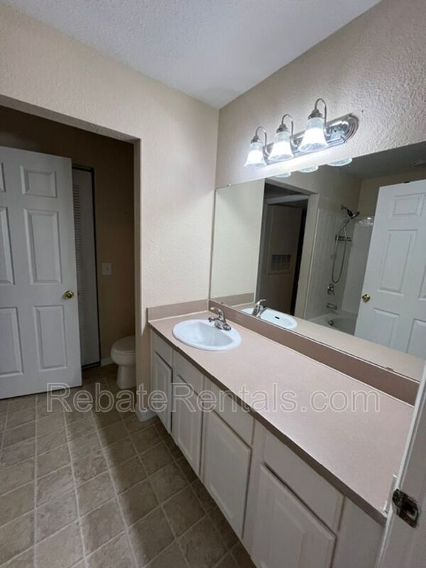 Building Photo - 13700 Richmond Park Dr N