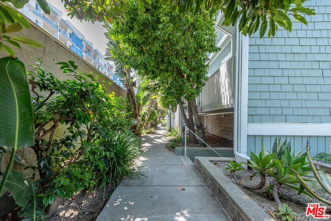 Building Photo - 3516 Vía Dolce