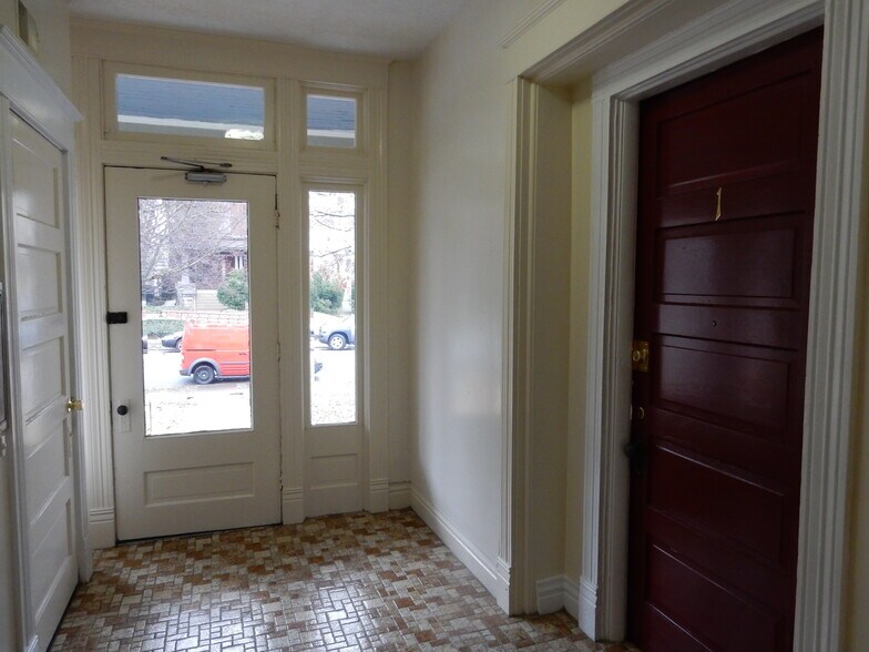 Secured front entry hall. - 1278 Everett Ave